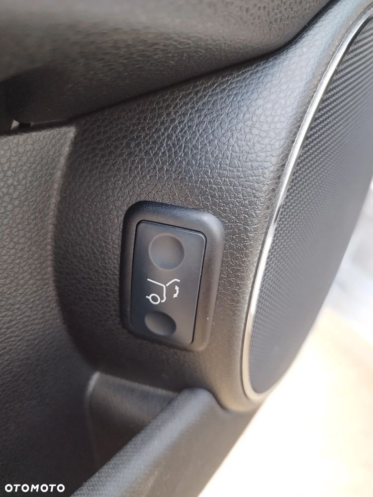 Mercedes-Benz Klasa C 200 CGI Automatik BlueEFFICIENCY Avantgarde - 16