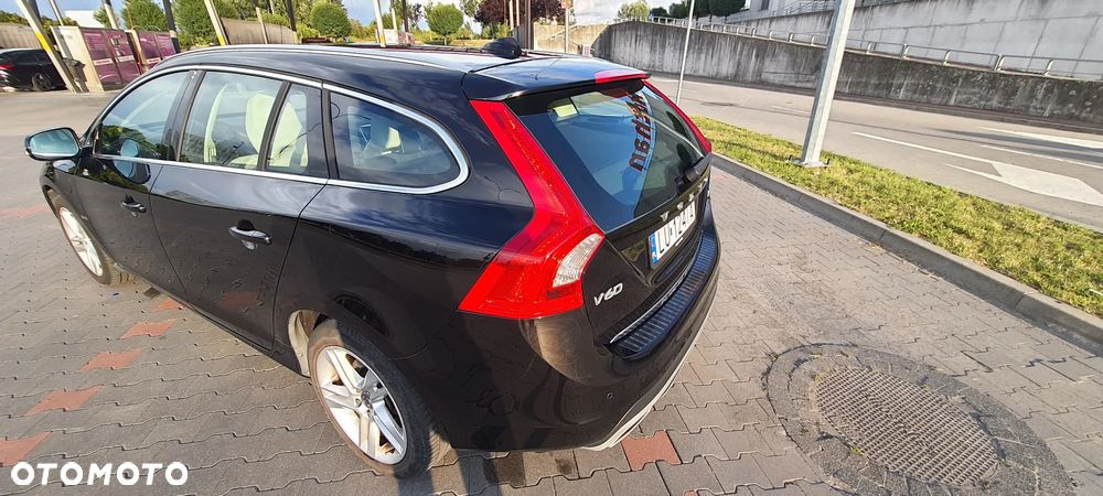 Volvo V60 D6 AWD Plug-in Hybrid R-Design Summum - 3