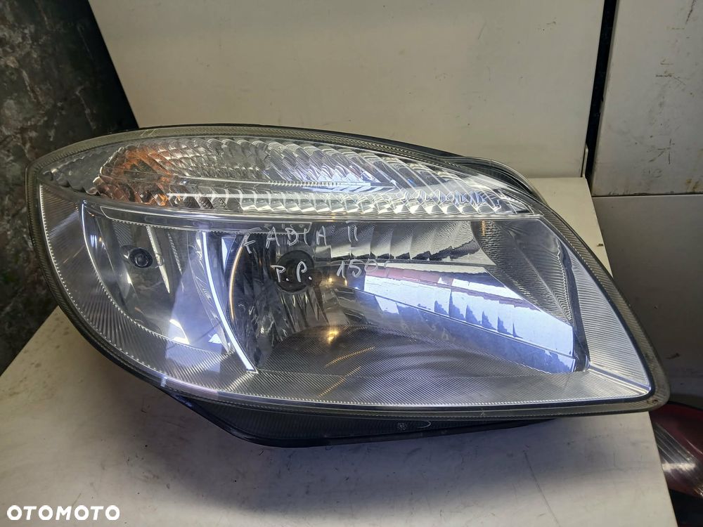 Skoda Fabia II Lampa przednia prawa - 3