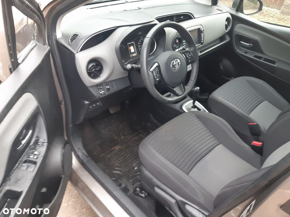 Toyota Yaris Hybrid 100 Premium - 23