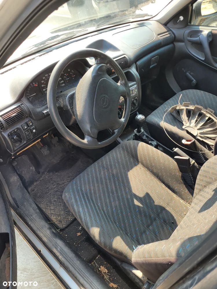 OPEL ASTRA F SEDAN fotel kanapa deska kokpit podsufitka boczek podłokietnik licznik panel szyb stacyjka zestaw startowy - 1