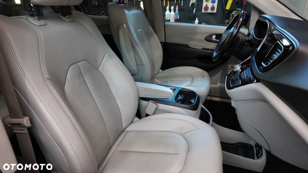 Chrysler Pacifica - 11