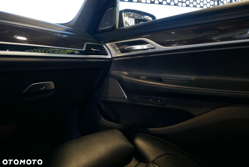 BMW Seria 7 750Li xDrive - 25