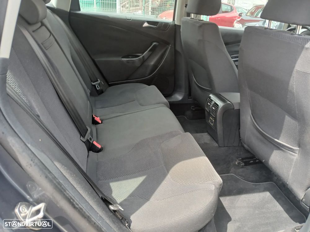 VW Passat 1.6 TDI BlueMotion Comfortline - 19