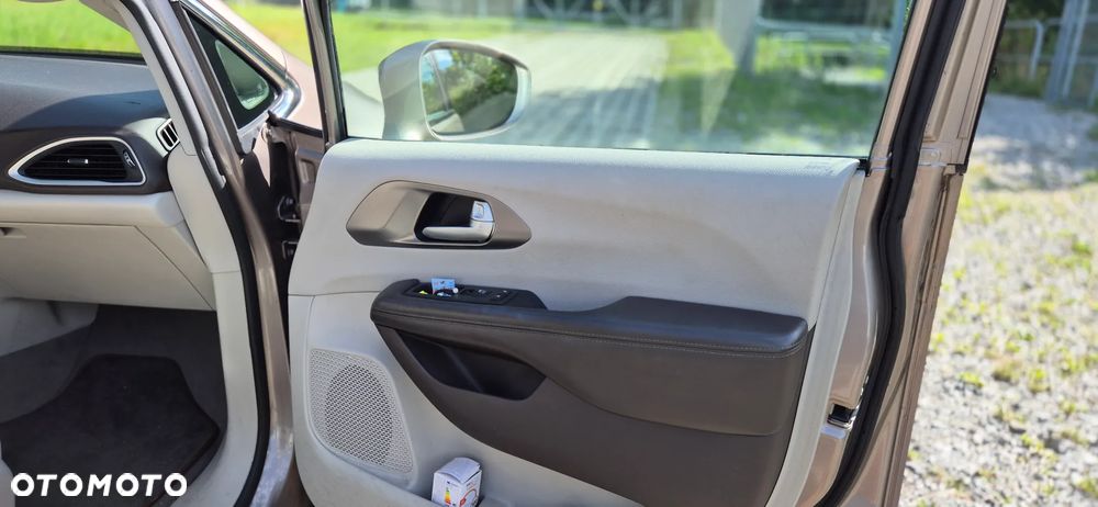 Chrysler Pacifica - 29