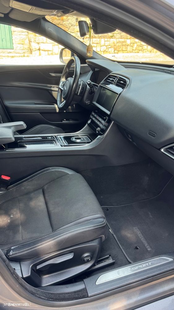 Jaguar Xe 2018 photo 5