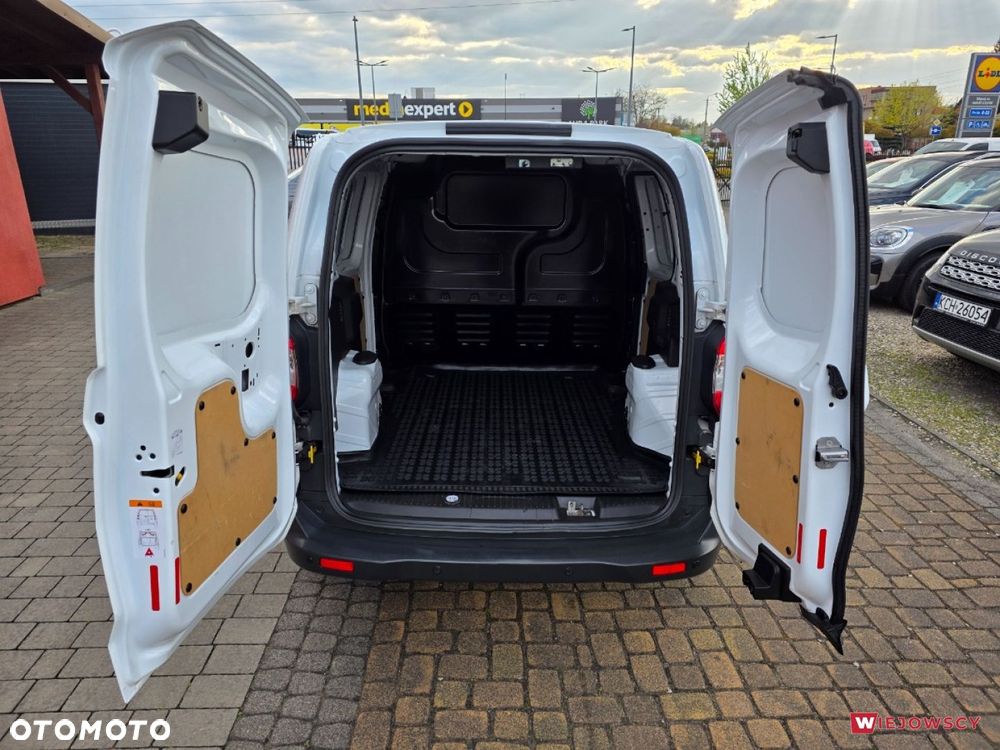 Ford Transit Courier - 13