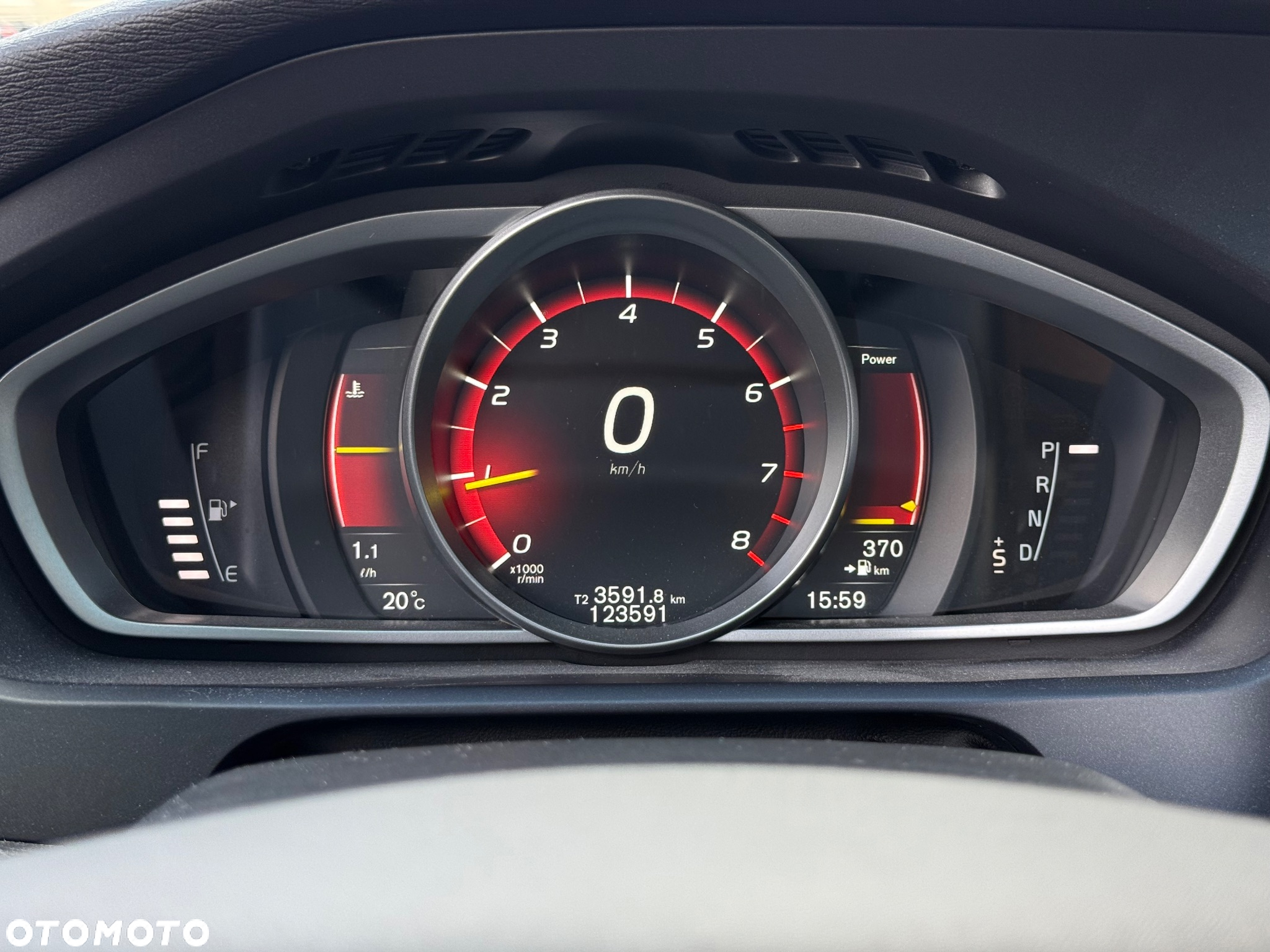 Volvo V40 T4 Drive-E R-Design Momentum - 13