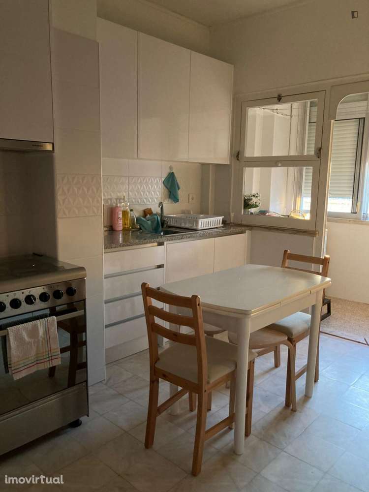 Quarto - localizado em Benfica Lisbon - Grande imagem: 2/26