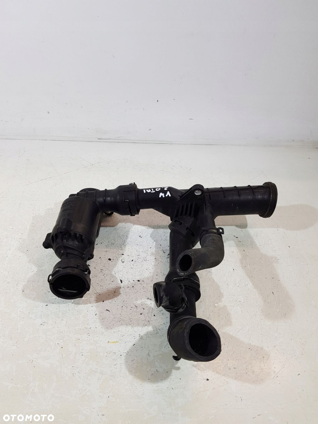 OBUDOWA TERMOSTATU KRÓCIEC 04L121111H VW AUDI A6 A4 2.0 TDI - 4