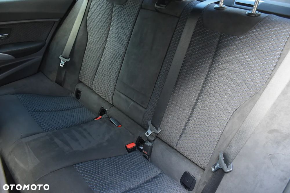 BMW Seria 3 320d DPF Edition Sport - 36
