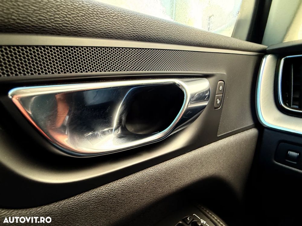 Volvo XC 60 T8 Twin Engine AWD Geartronic Momentum - 23