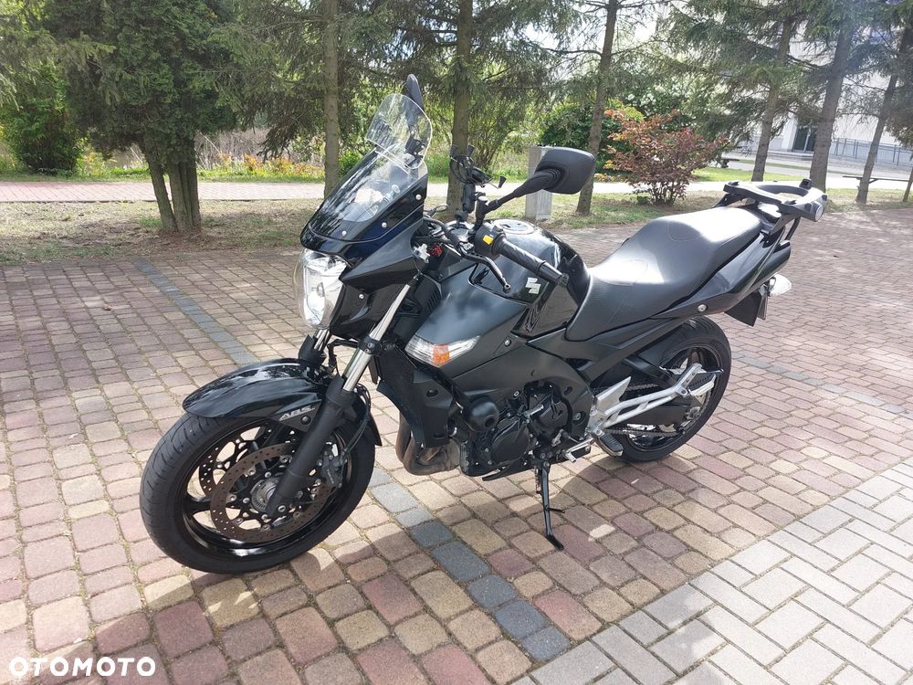 Suzuki GSR - 24