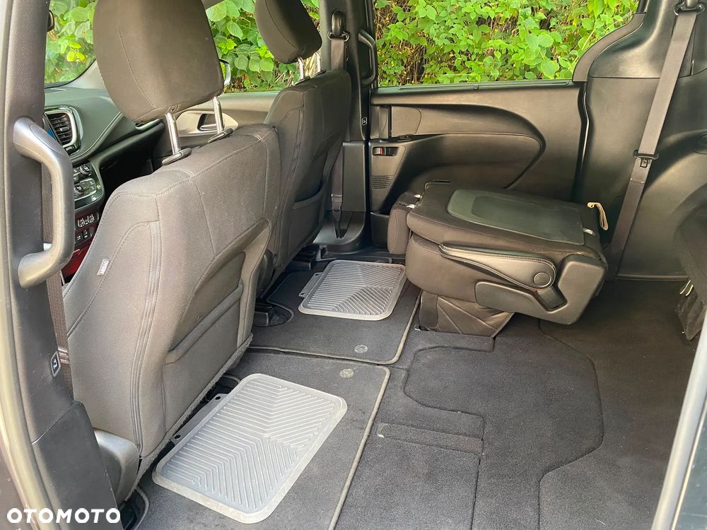 Chrysler Pacifica - 16