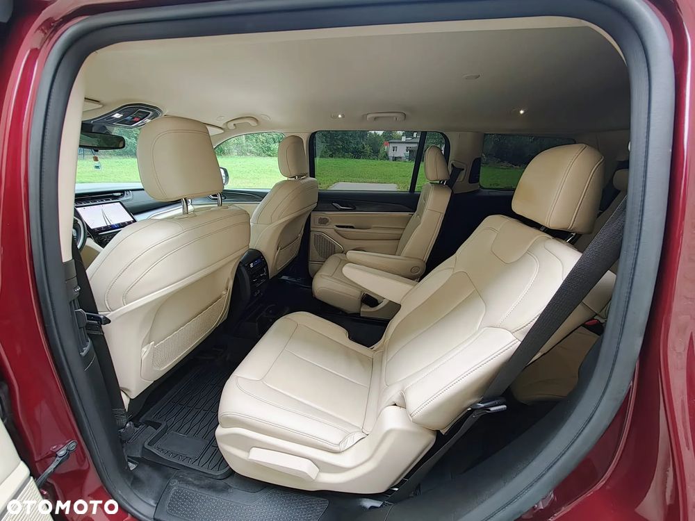 Jeep Grand Cherokee - 32