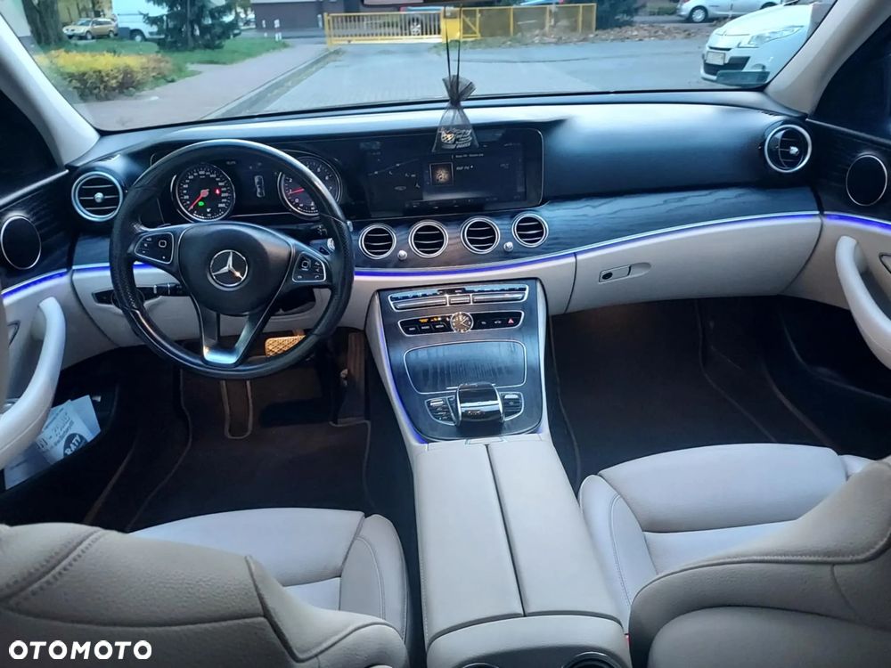 Mercedes-Benz Klasa E 200 4-Matic 9G-TRONIC - 2