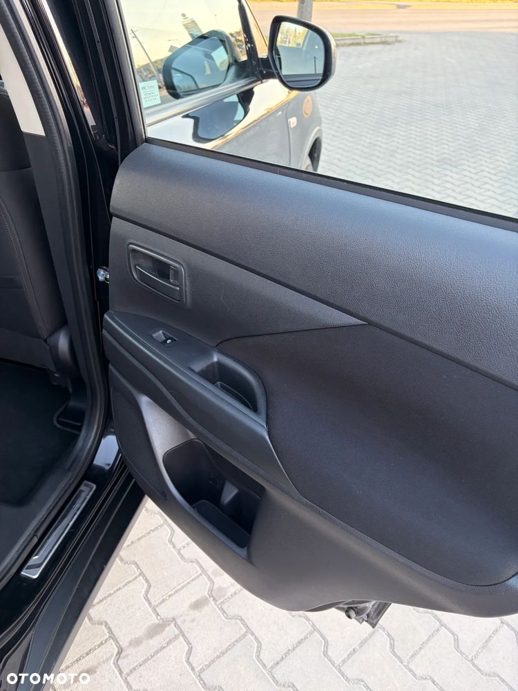 Mitsubishi Outlander 2.0 Invite + 2WD - 18