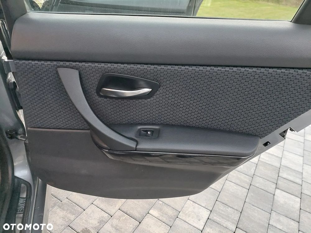 BMW Seria 3 320d xDrive DPF - 25