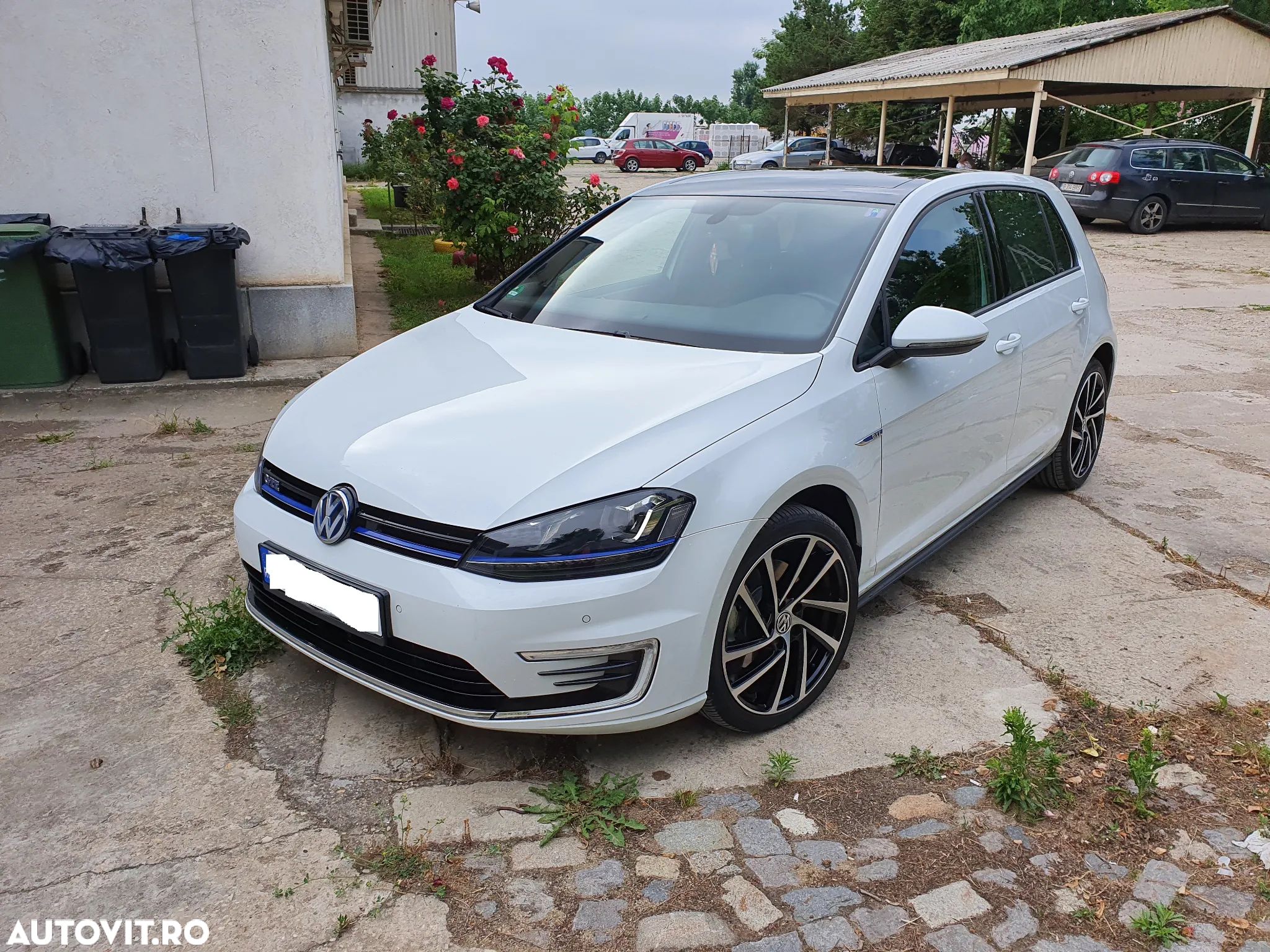 Volkswagen Golf - 1