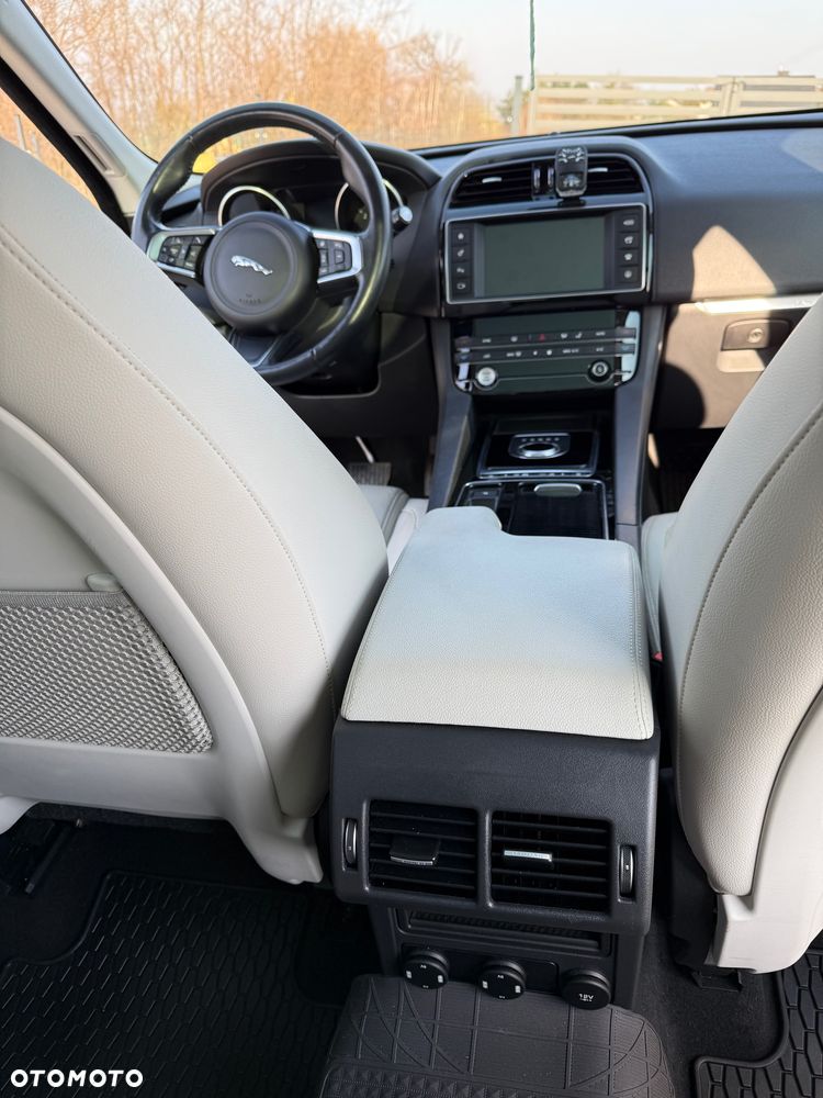 Jaguar F-Pace - 10