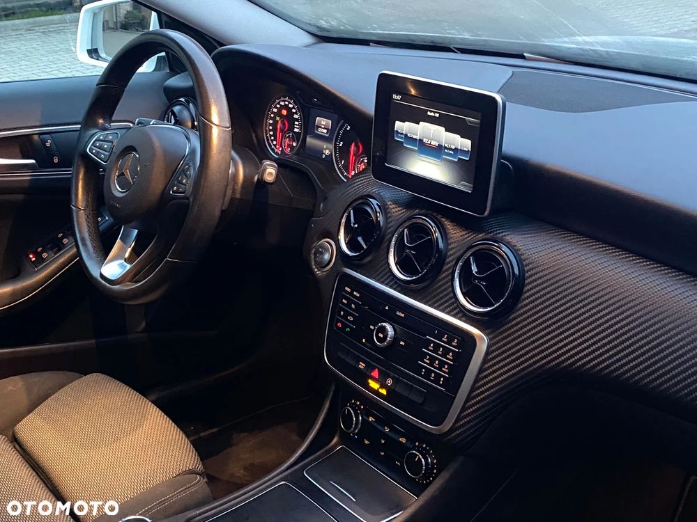 Mercedes-Benz GLA 200 d 7G-DCT - 17