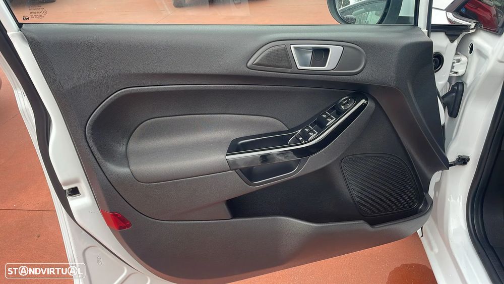 Ford Fiesta 1.0 EcoBoost S&S TITANIUM - 13