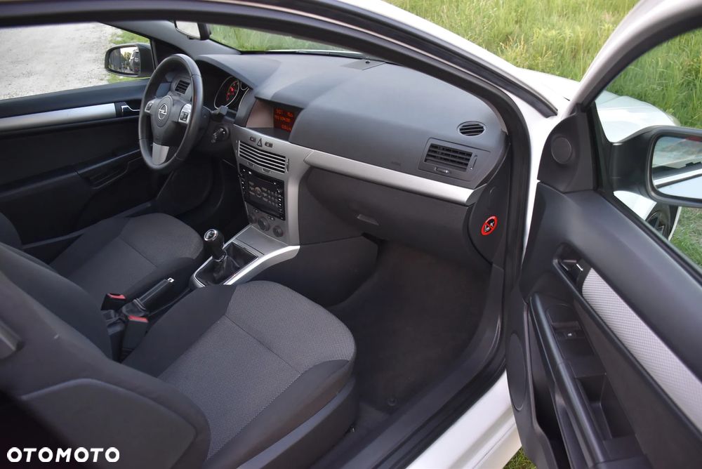 Opel Astra 1.8 Black&White - 17