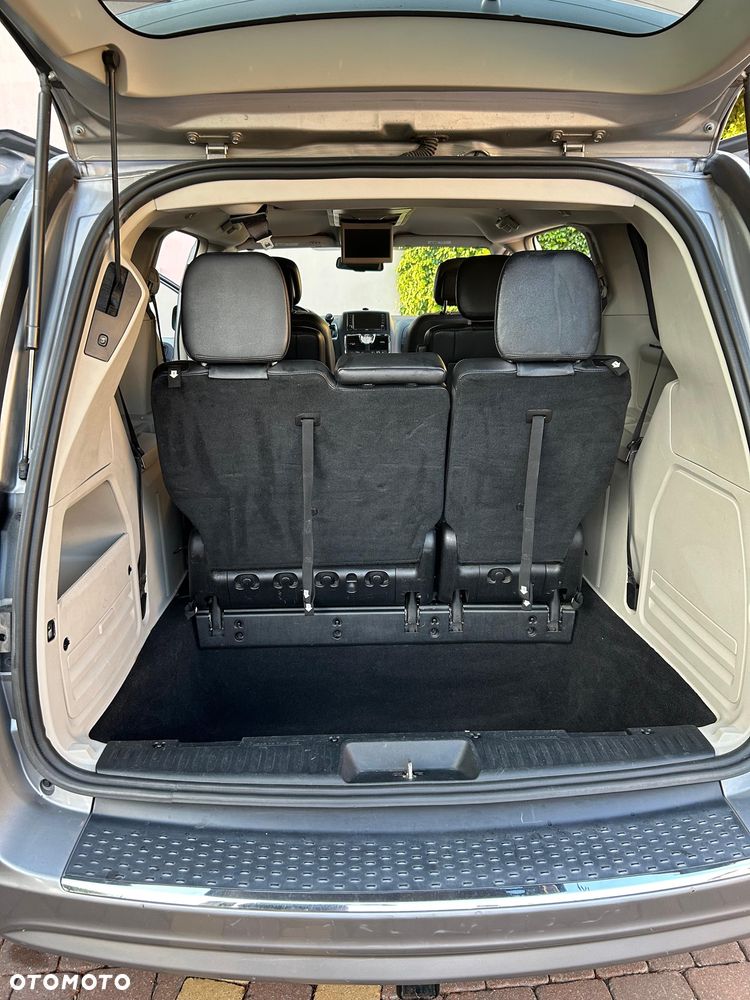 Chrysler Town & Country - 7