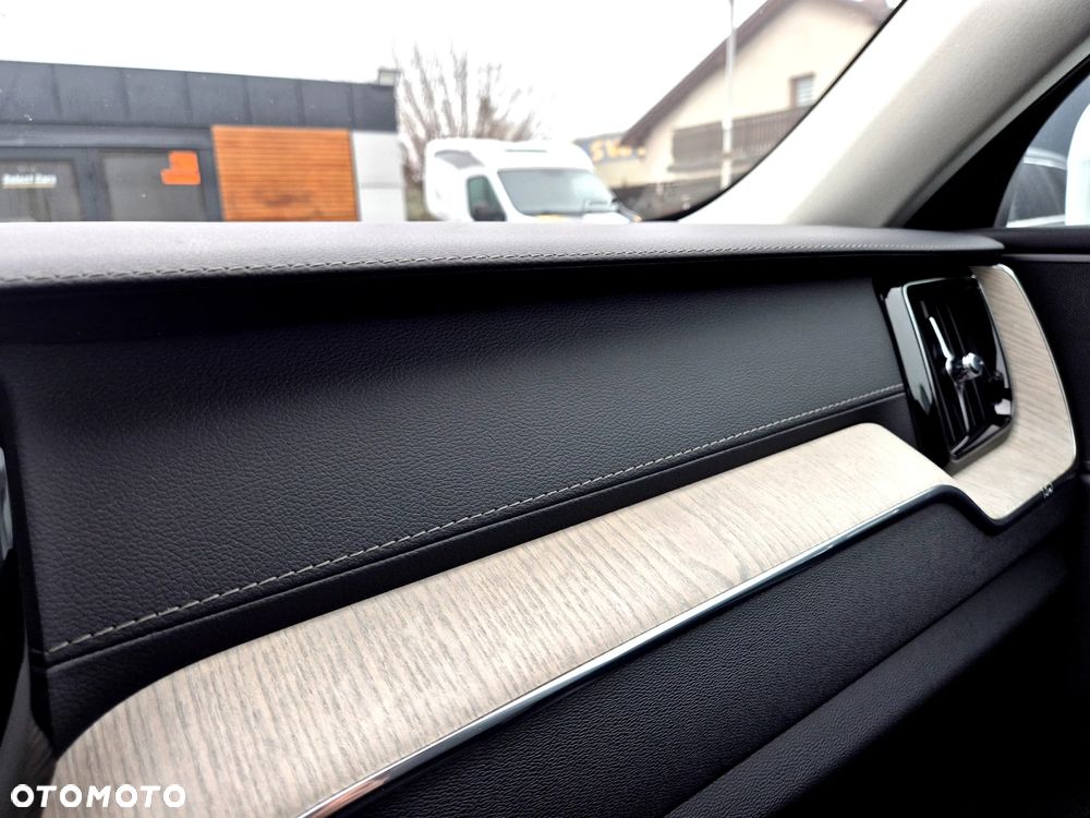 Volvo XC 60 T6 Plug-In Hybrid AWD Inscription - 19