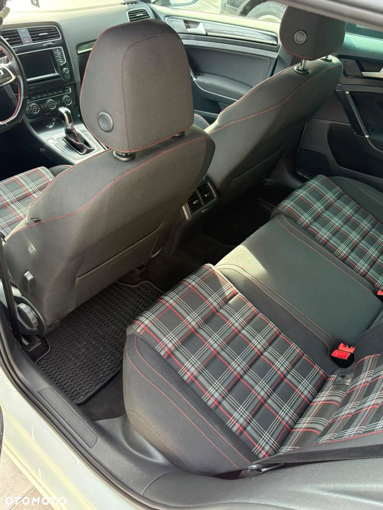 Volkswagen Golf - 14