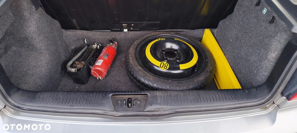 Volkswagen Polo 1.4 Basis - 12