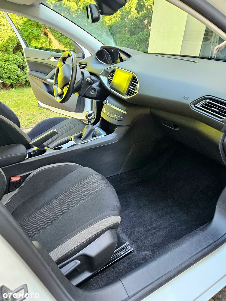 Peugeot 308 1.2 PureTech Allure S&S - 26