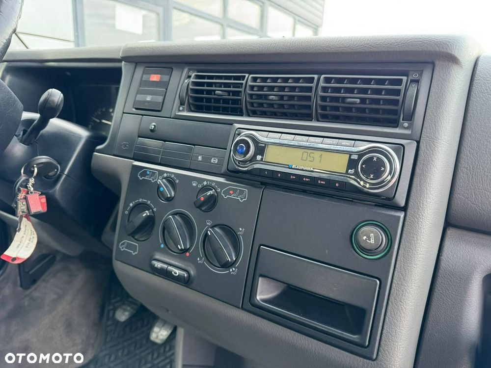 Volkswagen Caravelle - 16