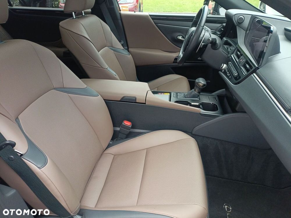 Lexus ES 300h Business Edition - 11