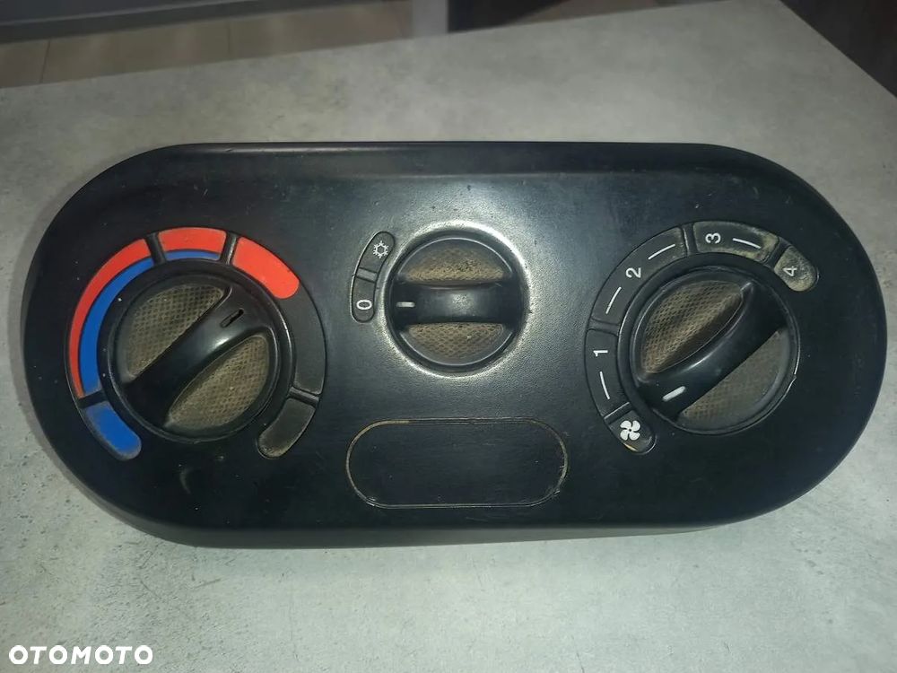 Panel pokrętła nawiewów klimatyzacji Deutz Fahr Agrotron 180.7 Profiline - 1