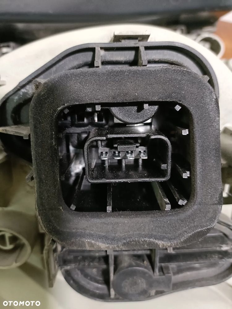 VOLKSWAGEN GOLF V 03-09 r. LAMPA PRAWY TYŁ PRAWA TYLNA W BŁOTNIK EU + - 3