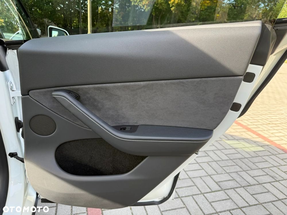 Tesla Model Y Long Range AWD - 25
