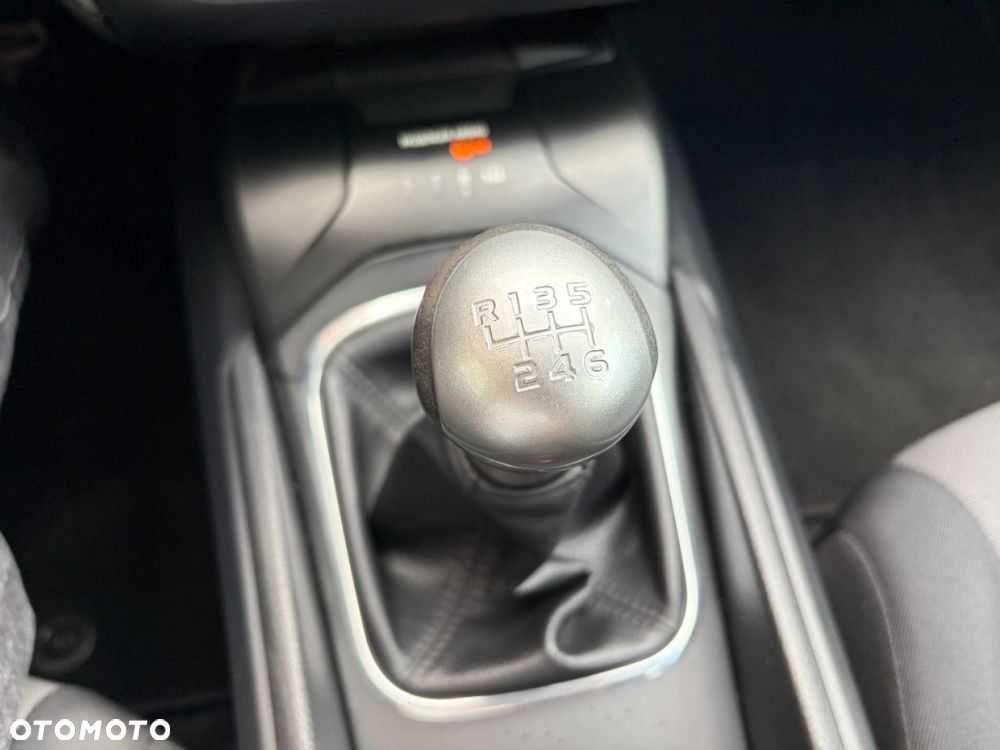 Toyota Avensis - 17