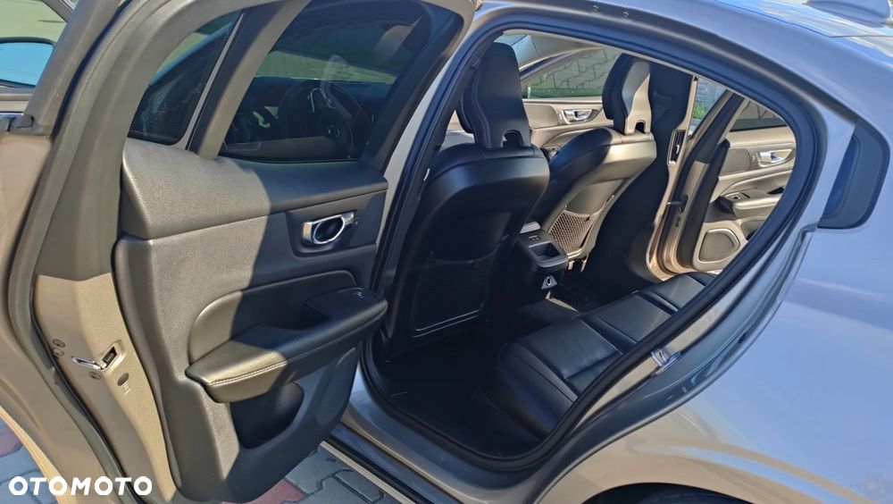 Volvo S60 T6 AWD Momentum Pro - 7