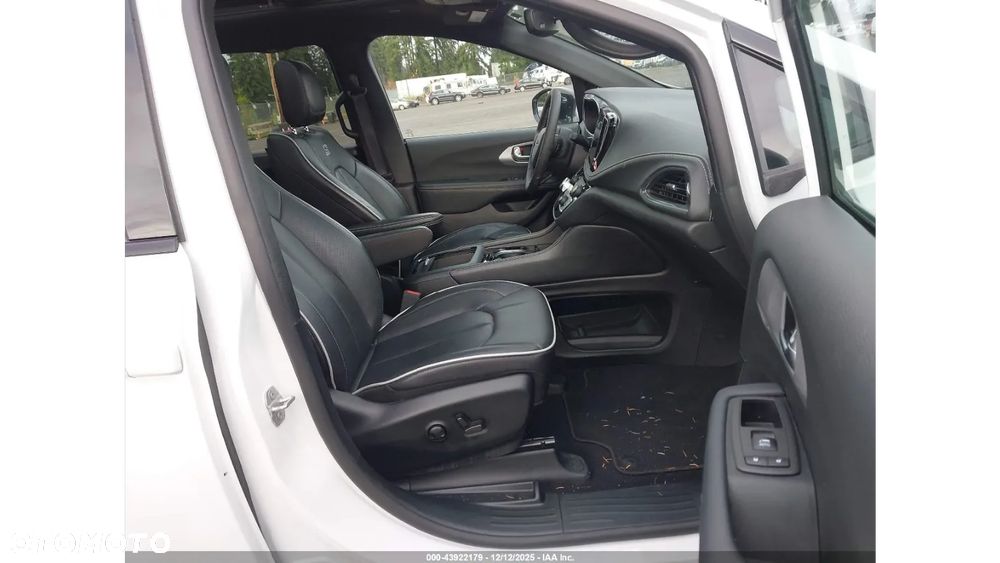 Chrysler Pacifica - 10