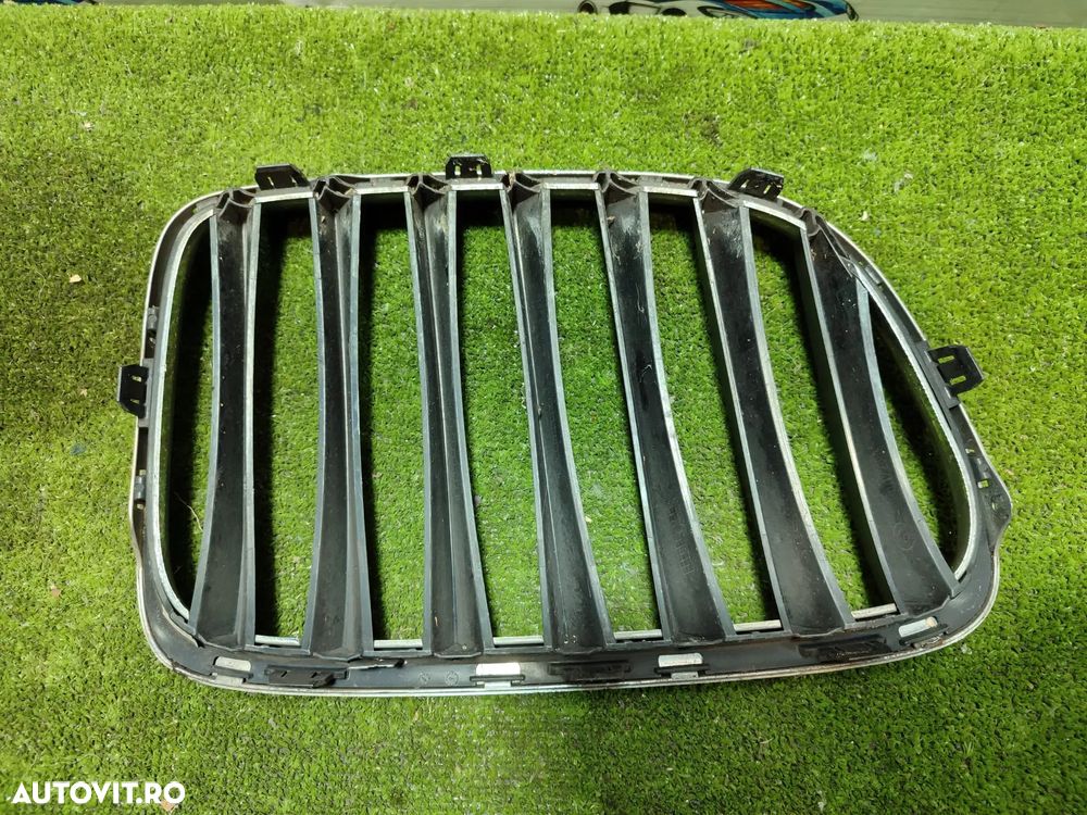 GRILA BARA FATA STANGA BMW X1 E84 SDRIVE 18D 2.0 DIESEL 2010 / MODEL SAV HATCHBACK COD OEM 2993307 / 51112993307 / 10627110 / 2009-2015 - 2