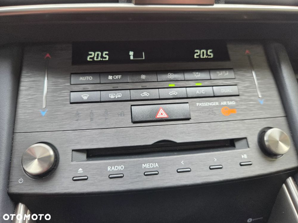 Lexus IS 300h Business Edition - 18