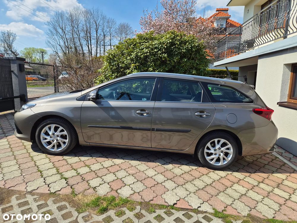 Toyota Auris 1.6 Premium - 4