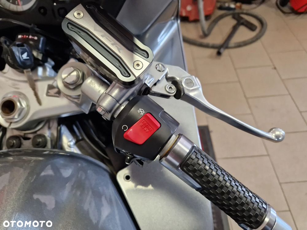 Honda VFR - 25