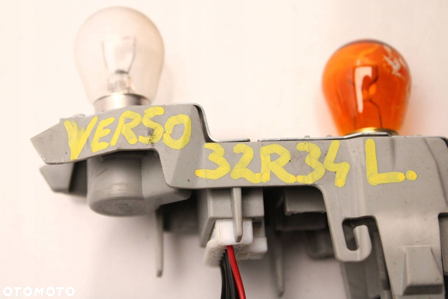 WKŁAD LAMPY GNIAZDO ŻARÓWEK LEWY TYŁ TOYOTA VERSO 2009R- - 4