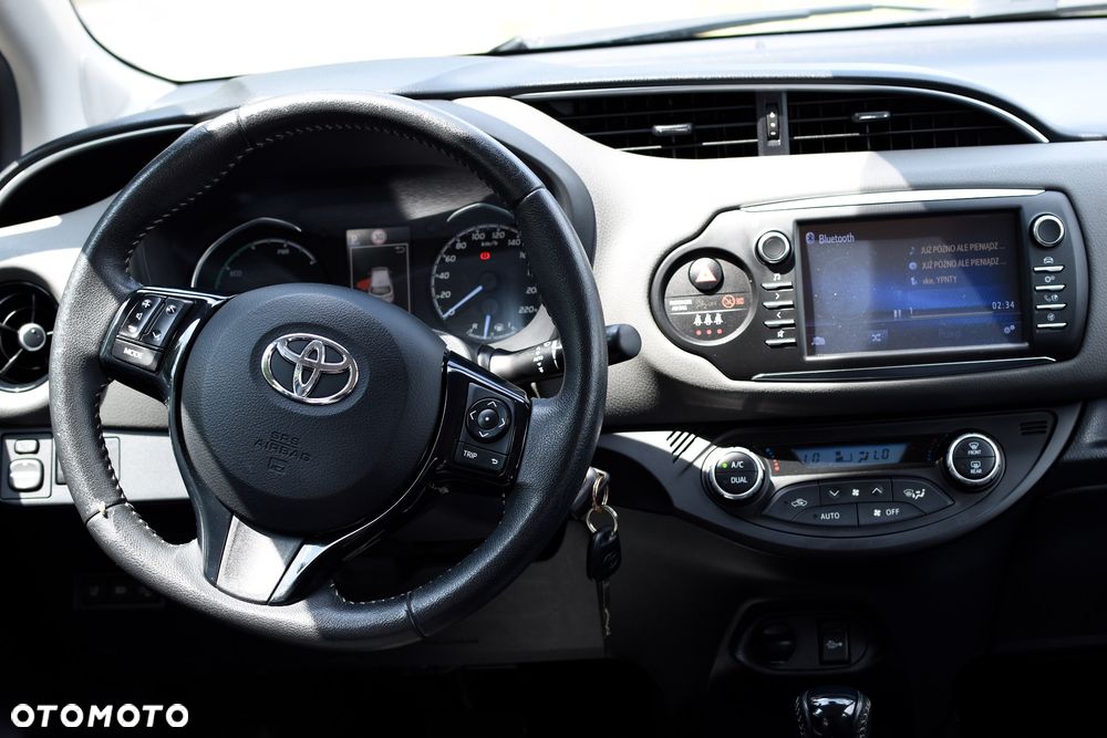 Toyota Yaris Hybrid 100 Premium - 8