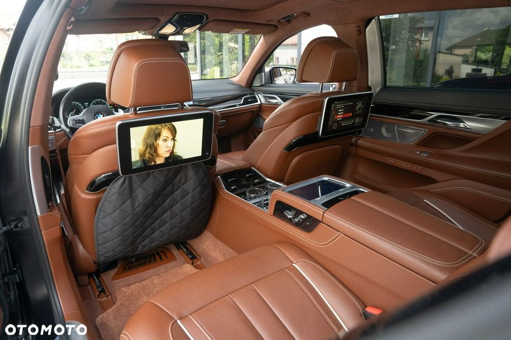 BMW Seria 7 M760Li xDrive - 24