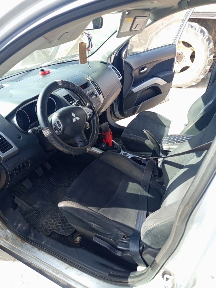 Mitsubishi Outlander - 4