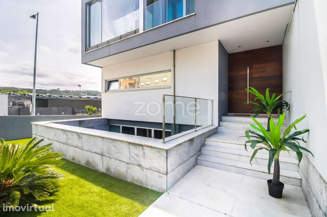 Moradia T4 Moderna com Piscina e Jardim em Canelas – Vila Nova de G... - Grande imagem: 3/60