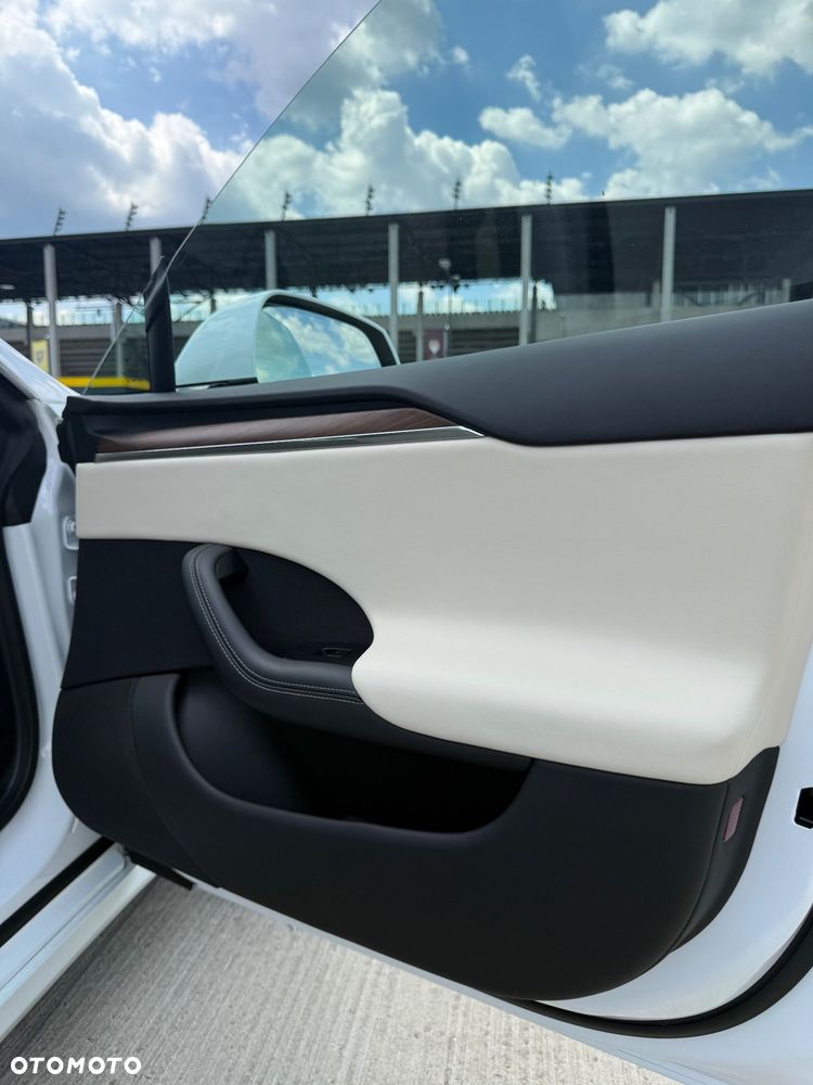 Tesla Model S - 8